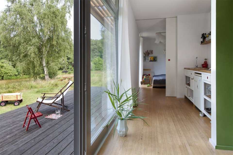 Inspired by Scandinavian summerhouse culture, Sommerhaus PIU is a clean-lined prefab vacation home with two bedrooms in 700 sq ft. | www.facebook.com/SmallHouseBliss