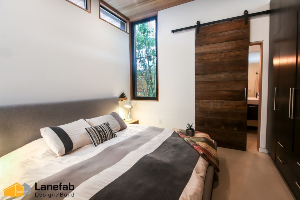 The Two Birds laneway house, an energy-efficient modern home with two bedrooms in a 940 sq ft single-level plan. | www.facebook.com/SmallHouseBliss