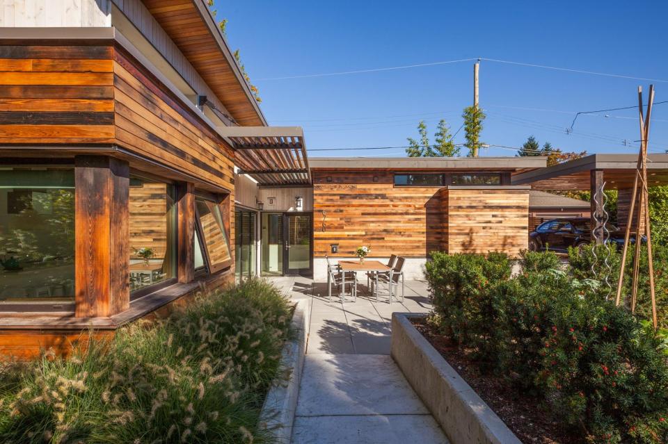 The Two Birds laneway house, an energy-efficient modern home with two bedrooms in a 940 sq ft single-level plan. | www.facebook.com/SmallHouseBliss