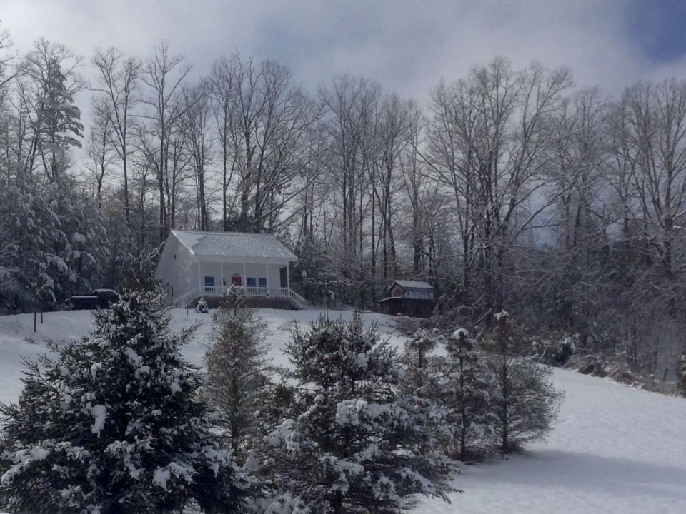 This recently renovated farmhouse in the Great Smoky Mountains has two bedrooms in 1,000 sq ft. | www.facebook.com/SmallHouseBliss