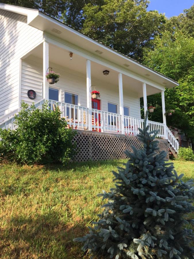This recently renovated farmhouse in the Great Smoky Mountains has two bedrooms in 1,000 sq ft. | www.facebook.com/SmallHouseBliss