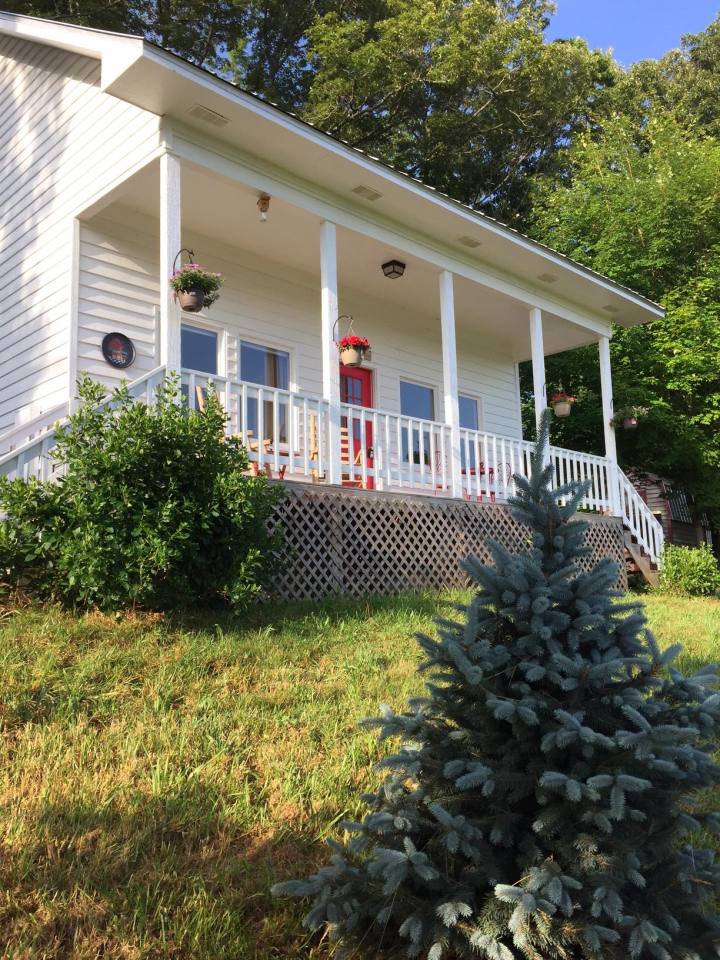 This recently renovated farmhouse in the Great Smoky Mountains has two bedrooms in 1,000 sq ft. | www.facebook.com/SmallHouseBliss