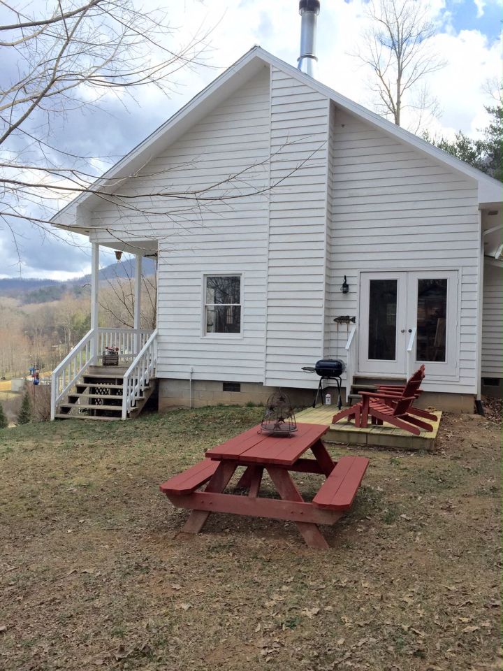 This recently renovated farmhouse in the Great Smoky Mountains has two bedrooms in 1,000 sq ft. | www.facebook.com/SmallHouseBliss