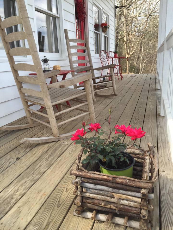 This recently renovated farmhouse in the Great Smoky Mountains has two bedrooms in 1,000 sq ft. | www.facebook.com/SmallHouseBliss