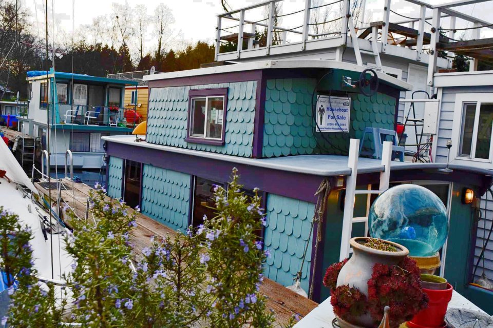 "Tao", a tiny houseboat on Seattle's Lake Union. Tao has roughly 260 sq ft of inside space plus a sleeping loft. | www.facebook.com/SmallHouseBliss