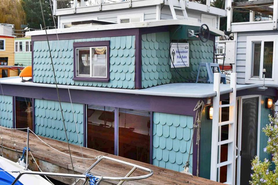 "Tao", a tiny houseboat on Seattle's Lake Union. Tao has roughly 260 sq ft of inside space plus a sleeping loft. | www.facebook.com/SmallHouseBliss