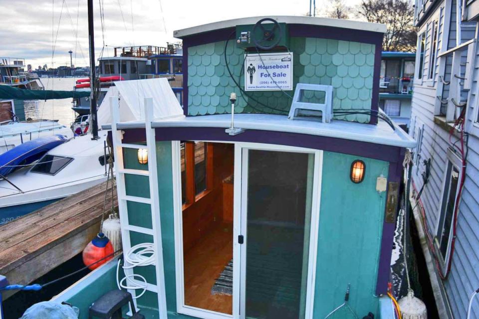 "Tao", a tiny houseboat on Seattle's Lake Union. Tao has roughly 260 sq ft of inside space plus a sleeping loft. | www.facebook.com/SmallHouseBliss