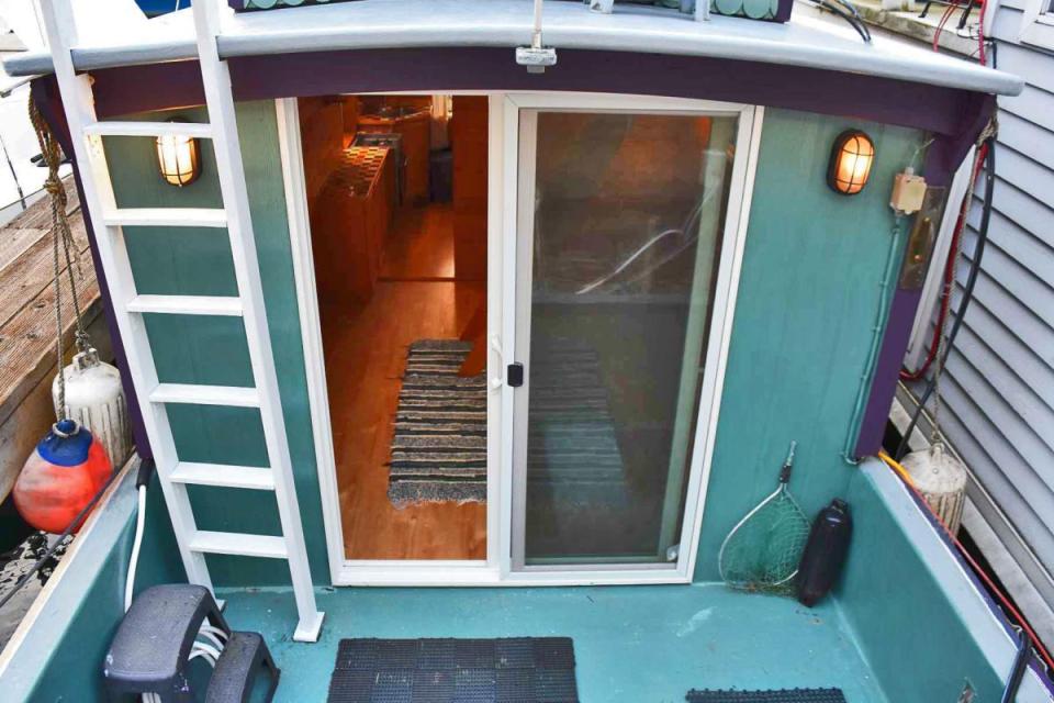 "Tao", a tiny houseboat on Seattle's Lake Union. Tao has roughly 260 sq ft of inside space plus a sleeping loft. | www.facebook.com/SmallHouseBliss
