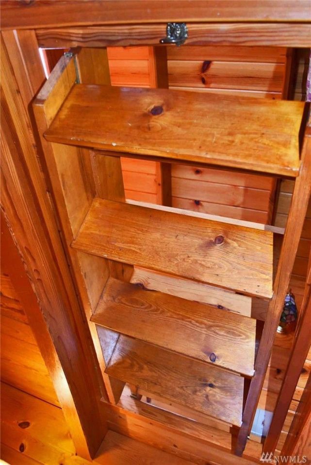 "Tao", a tiny houseboat on Seattle's Lake Union. Tao has roughly 260 sq ft of inside space plus a sleeping loft. | www.facebook.com/SmallHouseBliss