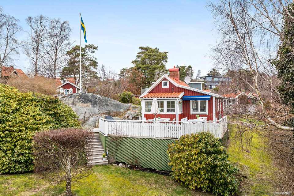 This cozy 1930 cottage is located in a small town on Sweden's coast. It has two bedrooms in 506 sq ft. | www.facebook.com/SmallHouseBliss