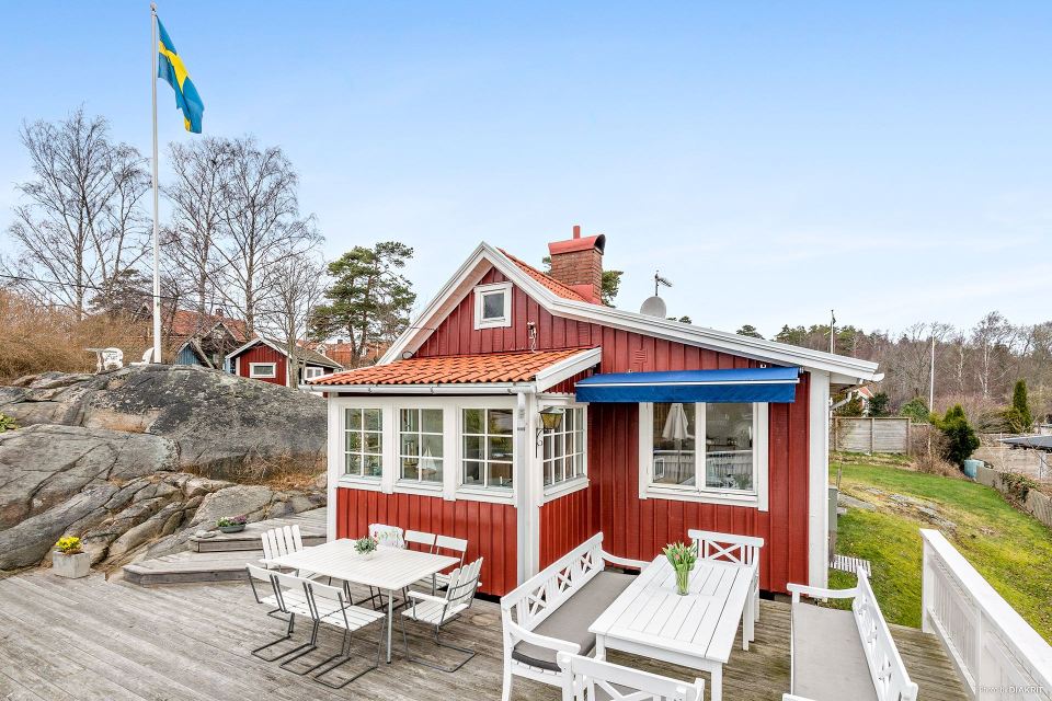 This cozy 1930 cottage is located in a small town on Sweden's coast. It has two bedrooms in 506 sq ft. | www.facebook.com/SmallHouseBliss