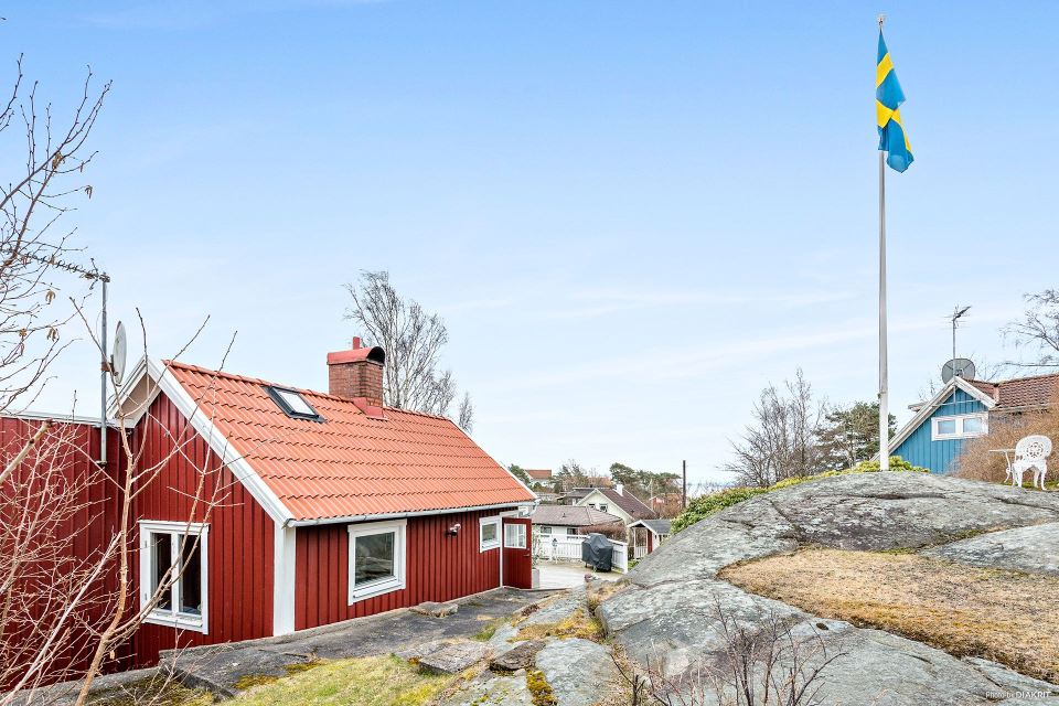 This cozy 1930 cottage is located in a small town on Sweden's coast. It has two bedrooms in 506 sq ft. | www.facebook.com/SmallHouseBliss