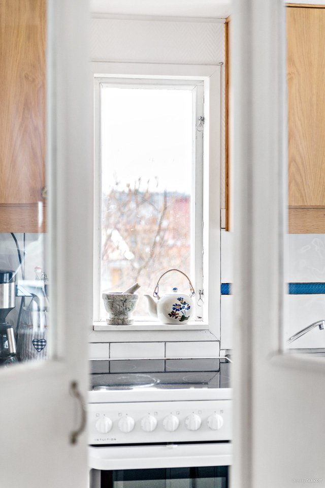 This cozy 1930 cottage is located in a small town on Sweden's coast. It has two bedrooms in 506 sq ft. | www.facebook.com/SmallHouseBliss