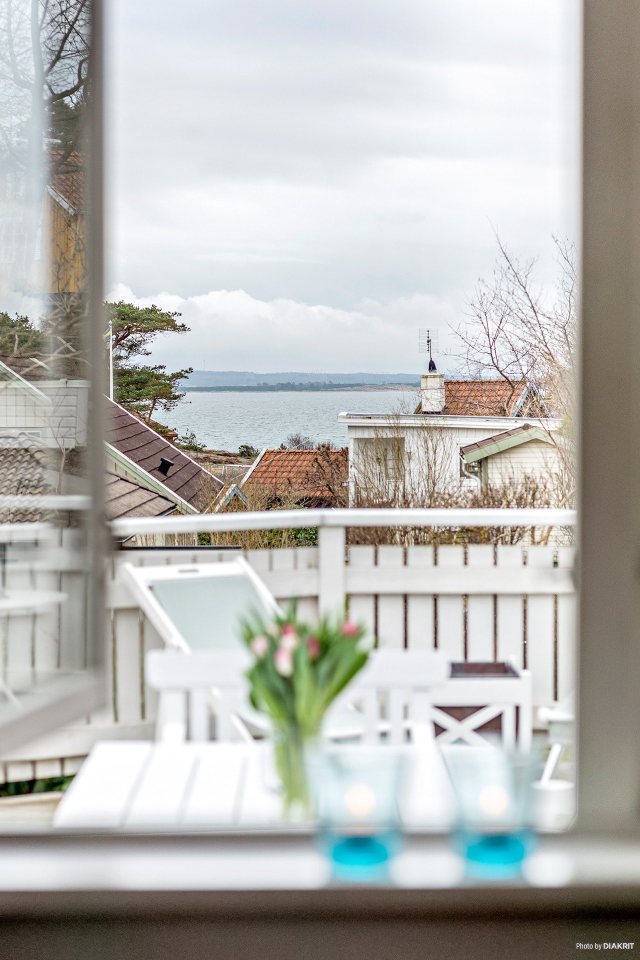 This cozy 1930 cottage is located in a small town on Sweden's coast. It has two bedrooms in 506 sq ft. | www.facebook.com/SmallHouseBliss