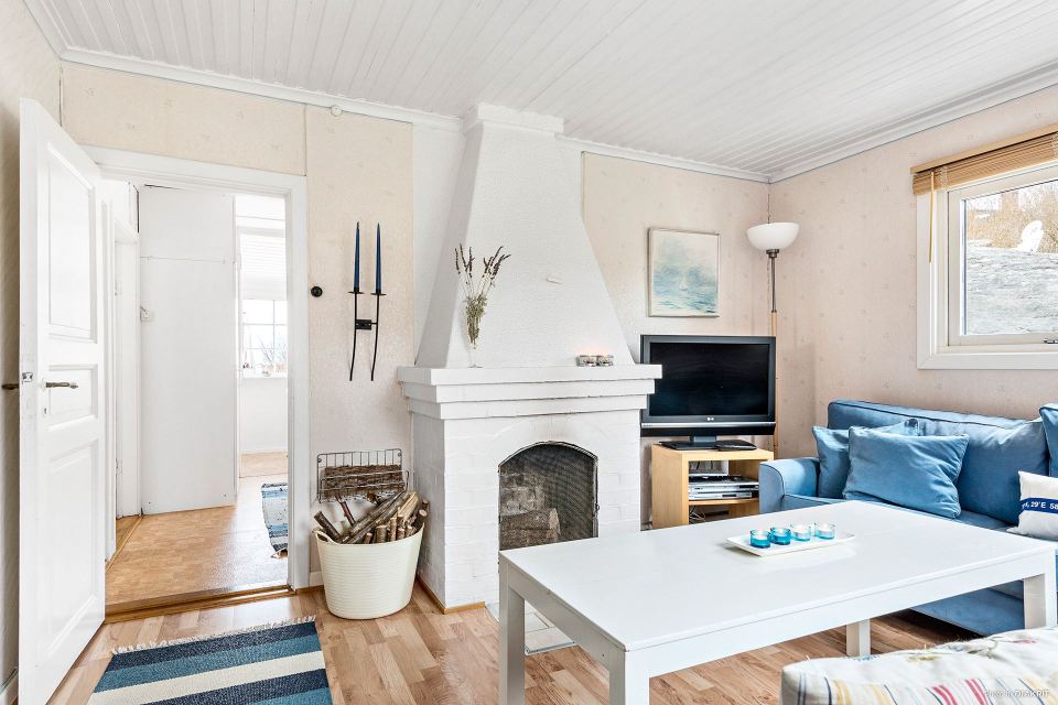 This cozy 1930 cottage is located in a small town on Sweden's coast. It has two bedrooms in 506 sq ft. | www.facebook.com/SmallHouseBliss