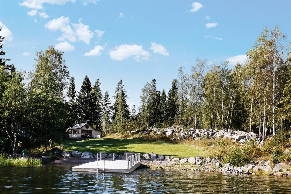 This 1930 summer cottage in Sweden retains its original vintage charm. It has two small bedrooms in 592 sq ft. | www.facebook.com/SmallHouseBliss