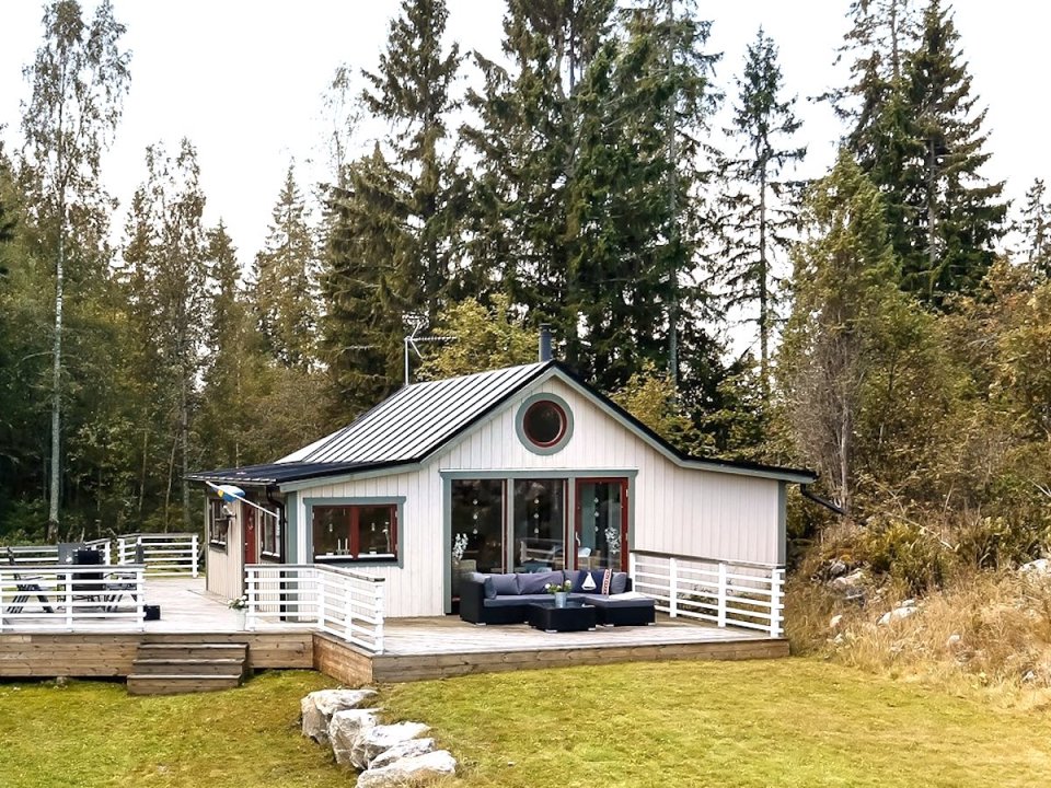 This 1930 summer cottage in Sweden retains its original vintage charm. It has two small bedrooms in 592 sq ft. | www.facebook.com/SmallHouseBliss