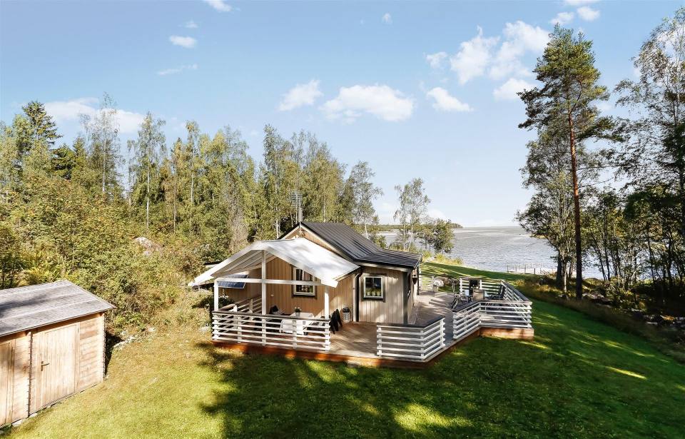 This 1930 summer cottage in Sweden retains its original vintage charm. It has two small bedrooms in 592 sq ft. | www.facebook.com/SmallHouseBliss