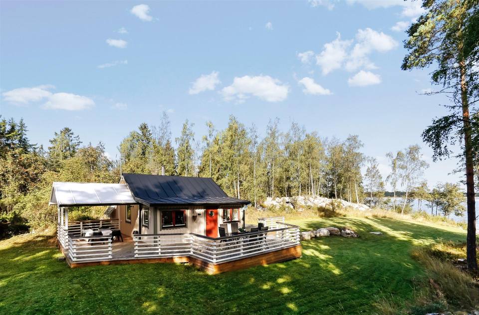 This 1930 summer cottage in Sweden retains its original vintage charm. It has two small bedrooms in 592 sq ft. | www.facebook.com/SmallHouseBliss