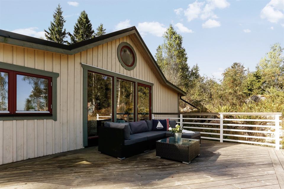 This 1930 summer cottage in Sweden retains its original vintage charm. It has two small bedrooms in 592 sq ft. | www.facebook.com/SmallHouseBliss