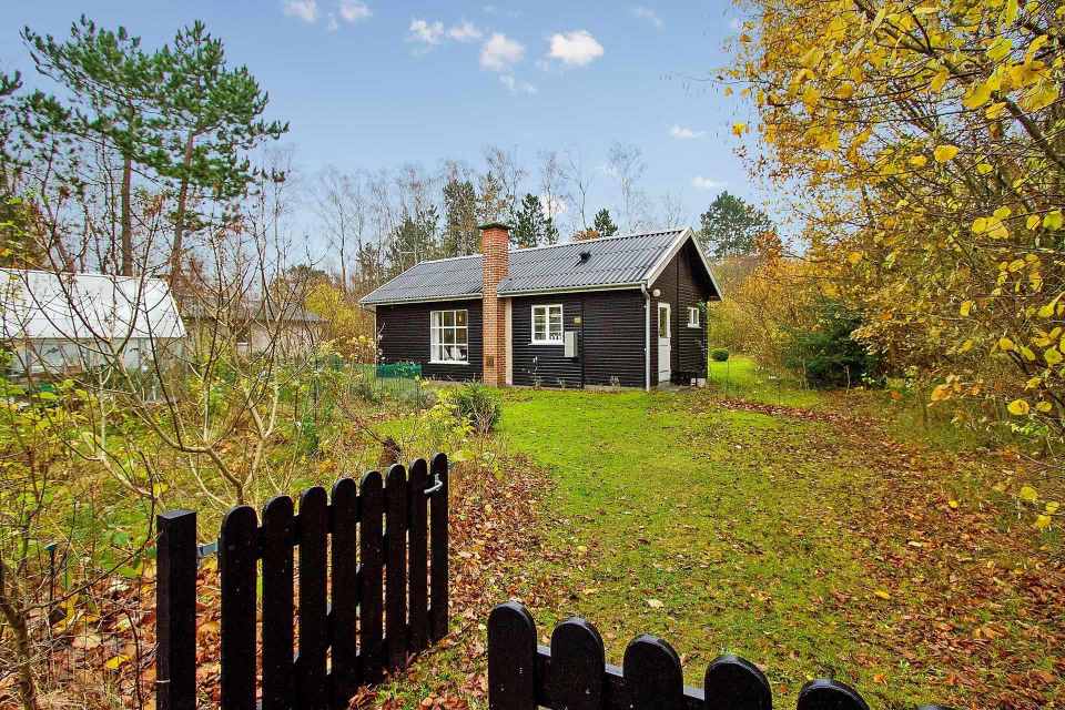 Summerhouse in Denmark with 463 sq ft of inside space. It has two small bedrooms plus a sleeping loft. | www.facebook.com/SmallHouseBliss