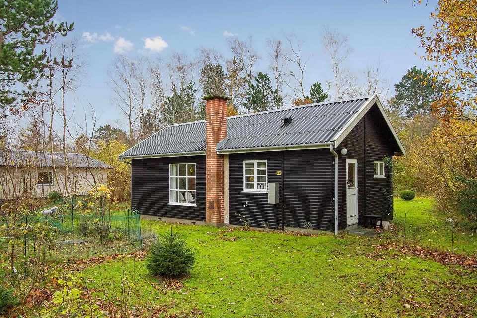 Summerhouse in Denmark with 463 sq ft of inside space. It has two small bedrooms plus a sleeping loft. | www.facebook.com/SmallHouseBliss