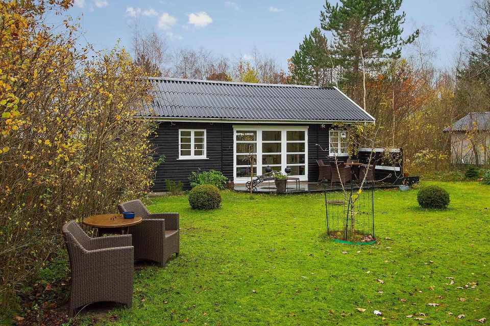 Summerhouse in Denmark with 463 sq ft of inside space. It has two small bedrooms plus a sleeping loft. | www.facebook.com/SmallHouseBliss
