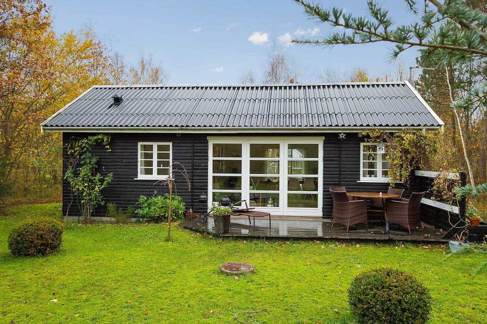 Summerhouse in Denmark with 463 sq ft of inside space. It has two small bedrooms plus a sleeping loft. | www.facebook.com/SmallHouseBliss