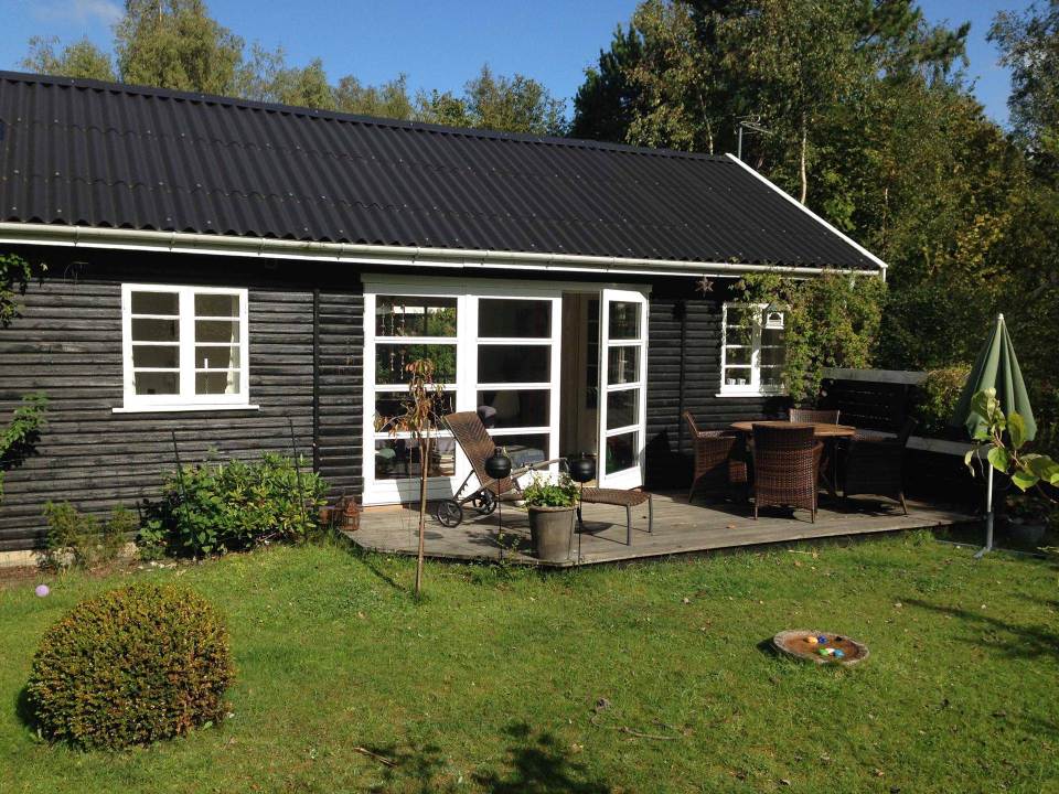 Summerhouse in Denmark with 463 sq ft of inside space. It has two small bedrooms plus a sleeping loft. | www.facebook.com/SmallHouseBliss