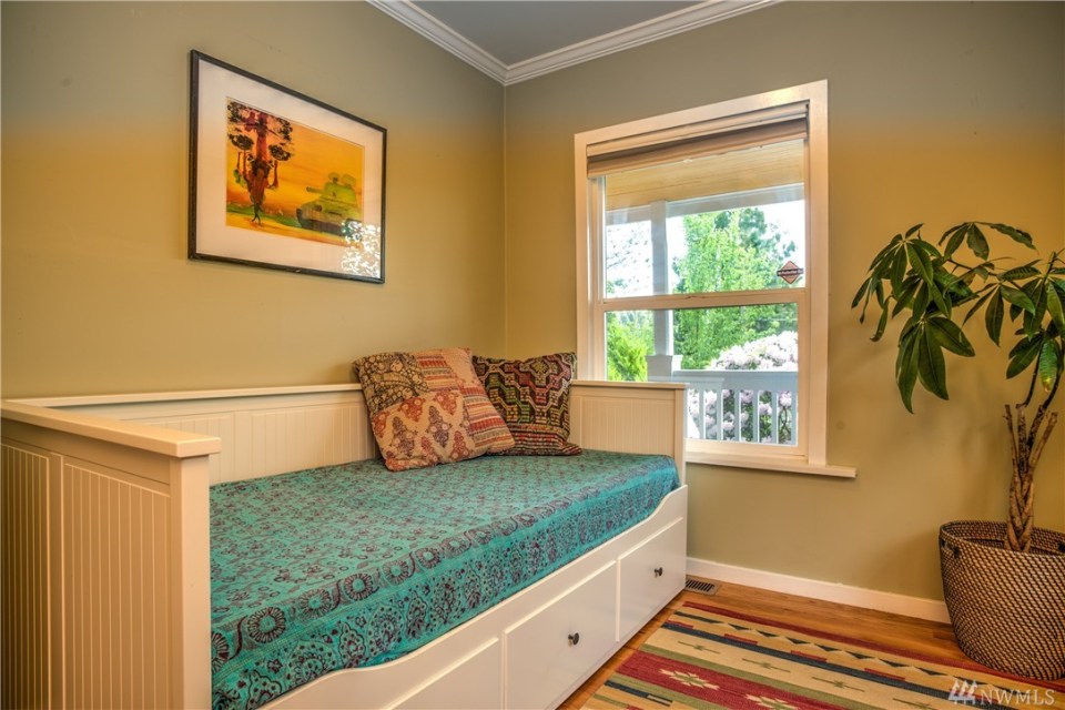 This 1918 Craftsman bungalow has two bedrooms in a compact 720 sq ft single-level plan. | www.facebook.com/SmallHouseBliss