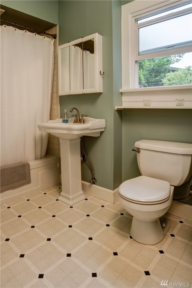 This 1918 Craftsman bungalow has two bedrooms in a compact 720 sq ft single-level plan. | www.facebook.com/SmallHouseBliss