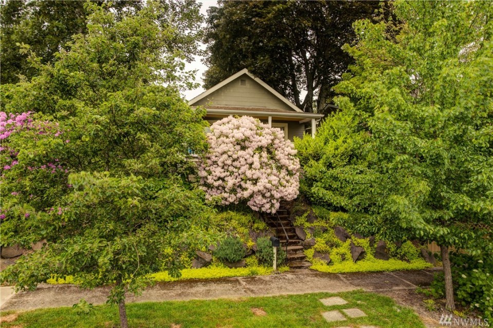 This 1918 Craftsman bungalow has two bedrooms in a compact 720 sq ft single-level plan. | www.facebook.com/SmallHouseBliss