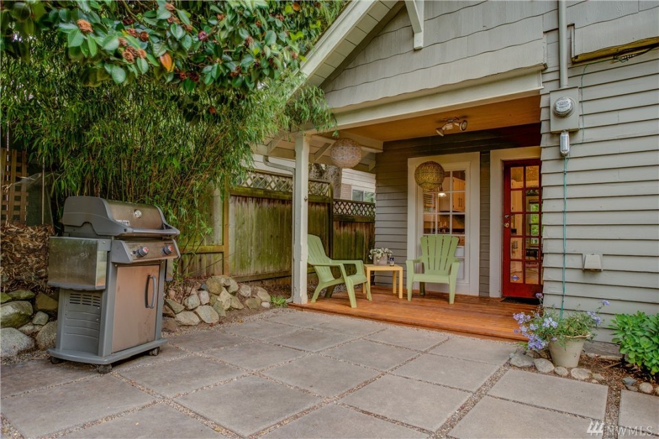This 1918 Craftsman bungalow has two bedrooms in a compact 720 sq ft single-level plan. | www.facebook.com/SmallHouseBliss