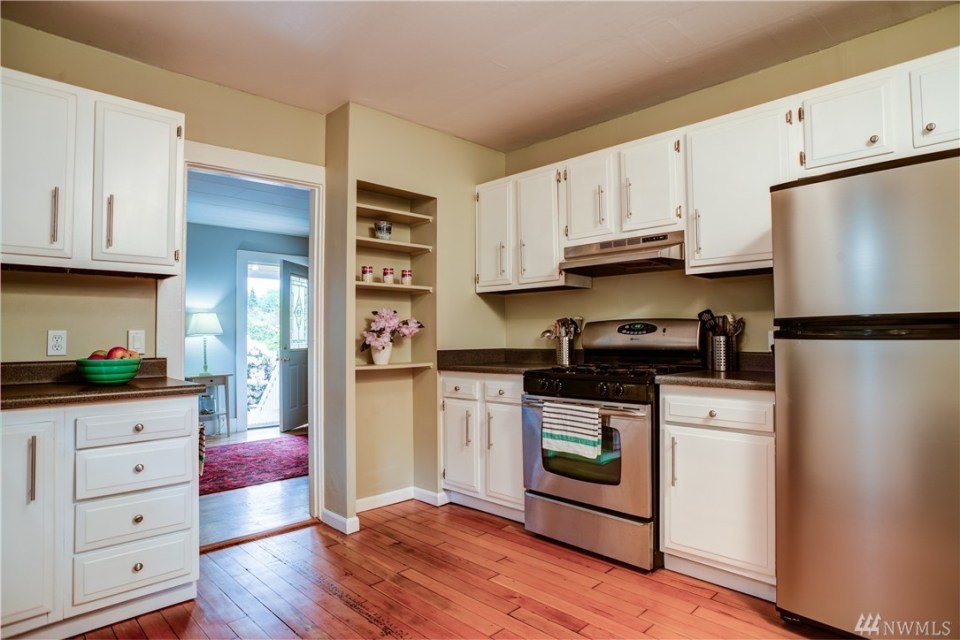 This 1918 Craftsman bungalow has two bedrooms in a compact 720 sq ft single-level plan. | www.facebook.com/SmallHouseBliss