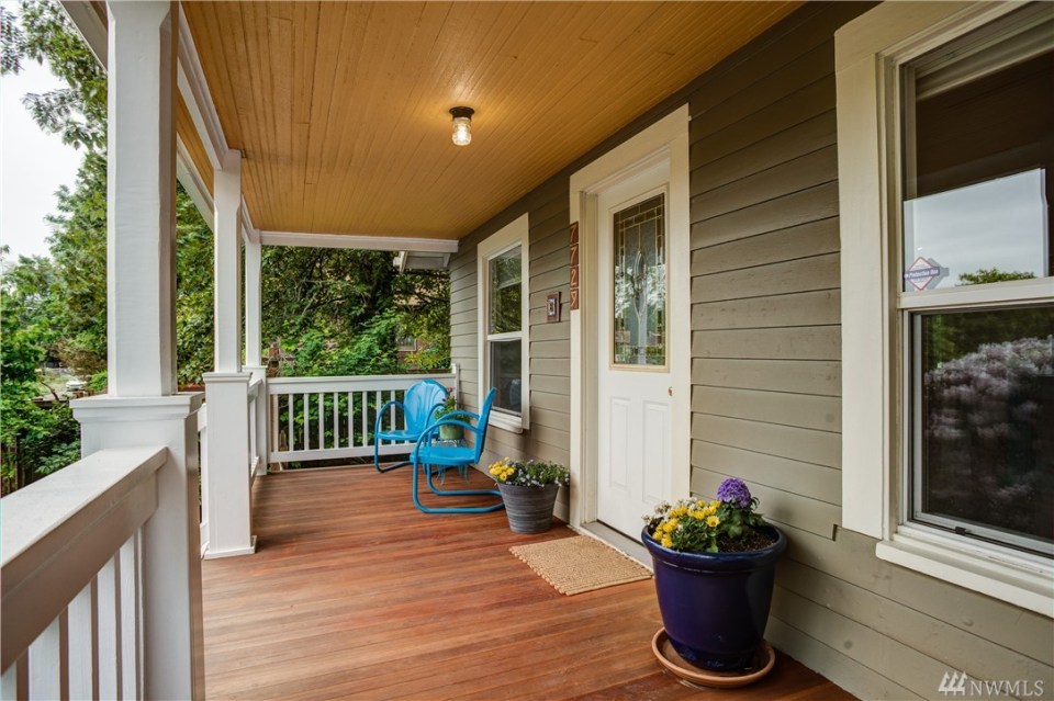 This 1918 Craftsman bungalow has two bedrooms in a compact 720 sq ft single-level plan. | www.facebook.com/SmallHouseBliss