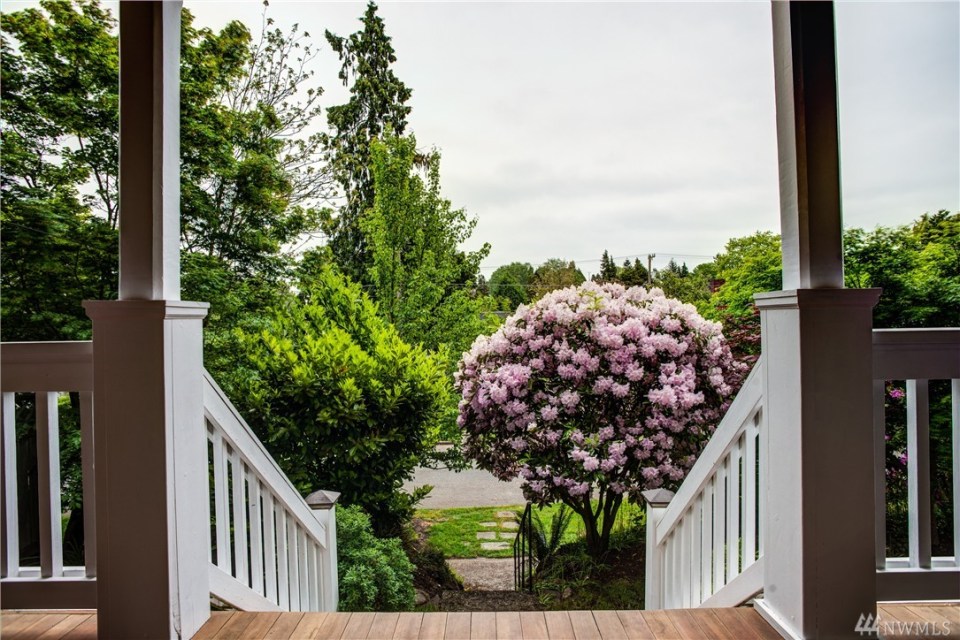 This 1918 Craftsman bungalow has two bedrooms in a compact 720 sq ft single-level plan. | www.facebook.com/SmallHouseBliss