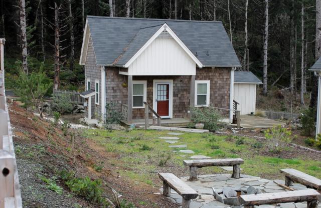 With a ground-floor bedroom, this tiny cottage on the Oregon Coast supports single-level living. It has a 416 sq ft main level plus a sleeping loft. | www.facebook.com/SmallHouseBliss