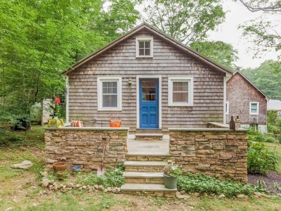 This 1943 shingled cottage in Connecticut has one bedroom on the 400 sq ft main floor plus a loft. | www.facebook.com/SmallHouseBliss