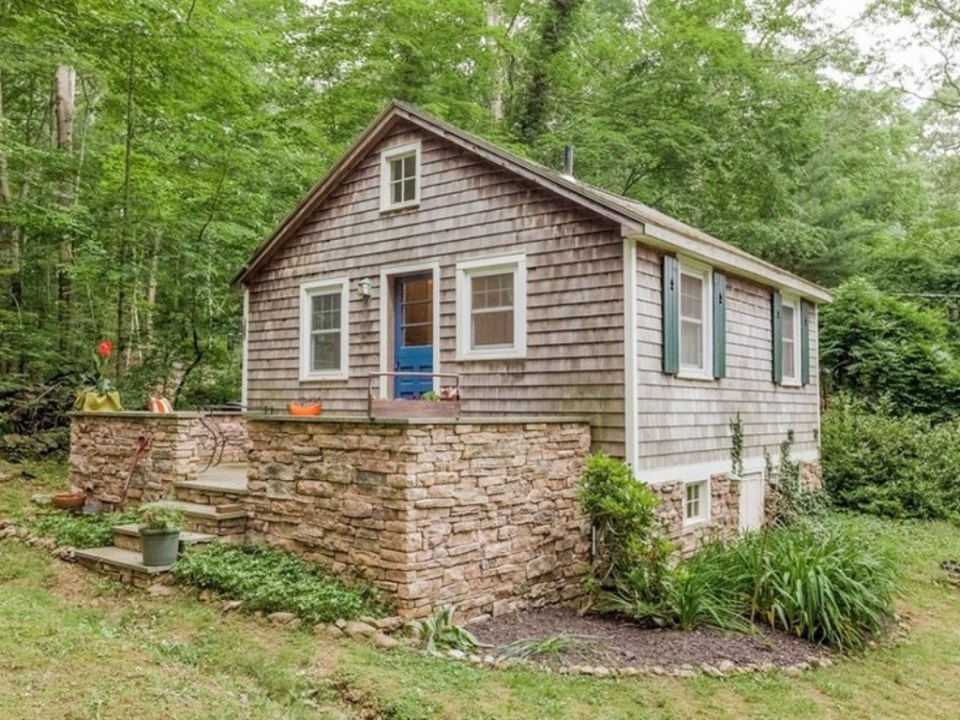 This 1943 shingled cottage in Connecticut has one bedroom on the 400 sq ft main floor plus a loft. | www.facebook.com/SmallHouseBliss