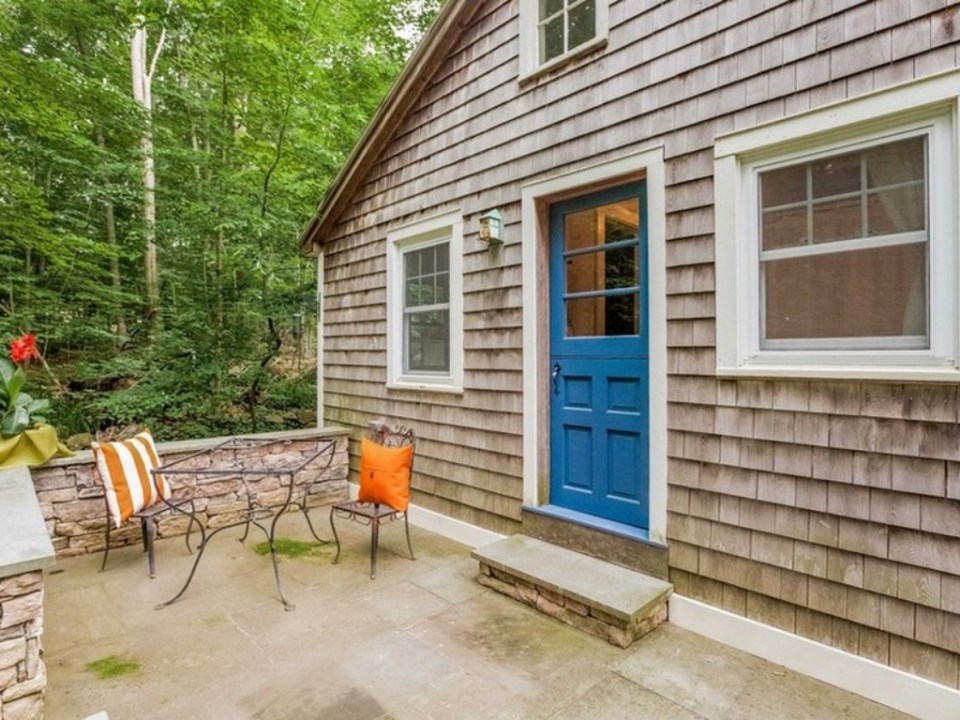 This 1943 shingled cottage in Connecticut has one bedroom on the 400 sq ft main floor plus a loft. | www.facebook.com/SmallHouseBliss