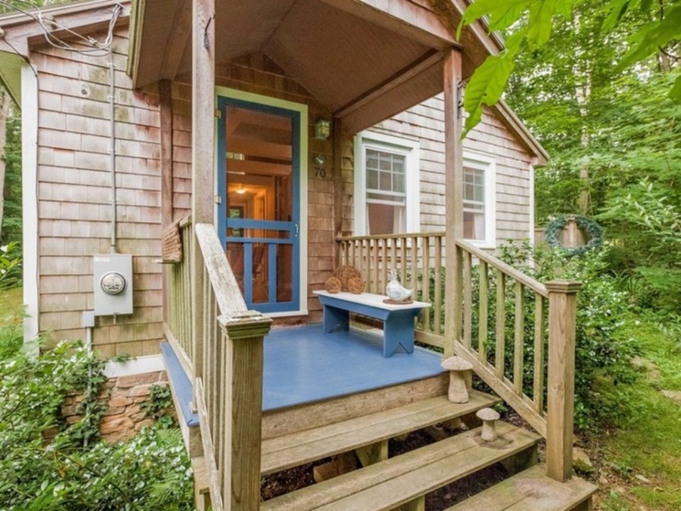 This 1943 shingled cottage in Connecticut has one bedroom on the 400 sq ft main floor plus a loft. | www.facebook.com/SmallHouseBliss