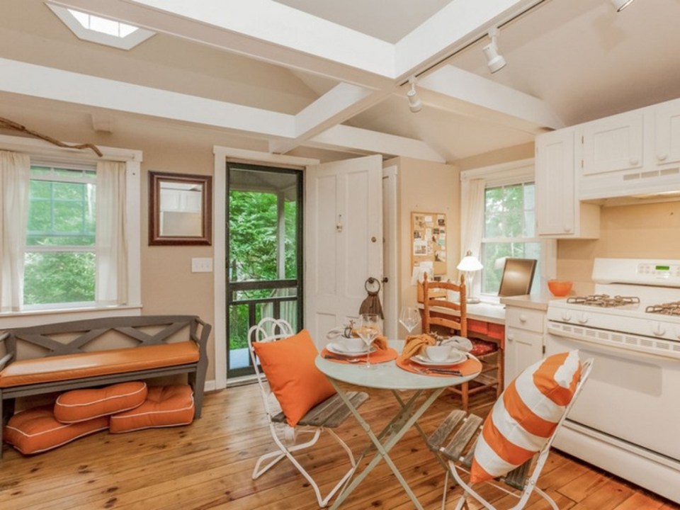 This 1943 shingled cottage in Connecticut has one bedroom on the 400 sq ft main floor plus a loft. | www.facebook.com/SmallHouseBliss